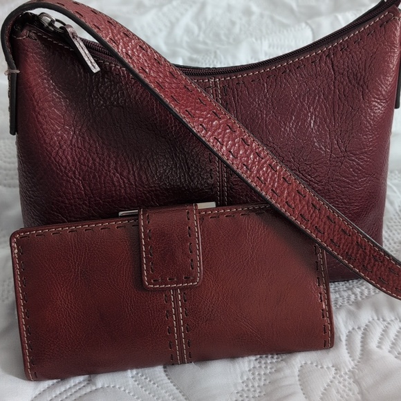 Fossil Handbags - 💥Fossil Set💥 - Rich Burgundy Pebbled Leather Hobo Bag & Kiss Lock Wallet Set